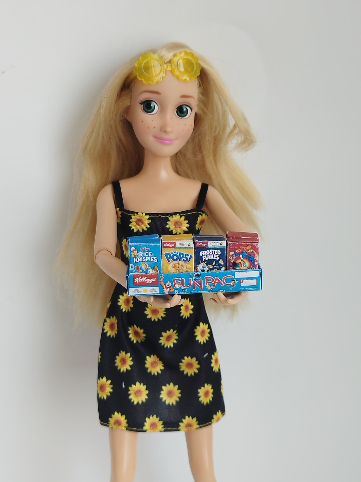 Add a classic breakfast vibe to your dollhouse with this 1:6 scale Mini Kellogg's Cereal Fun Pack, featuring a printable miniature template. Ideal for collectors and miniature fans looking for a fun, retro detail
