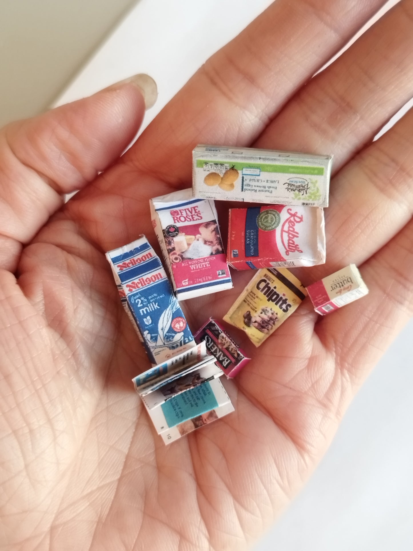 Whip up tiny treats with this 1:12 scale 8-item Baking Set, a printable dollhouse template with a real recipe included. Instantly downloadable, it’s perfect for miniature baking enthusiasts and collectors