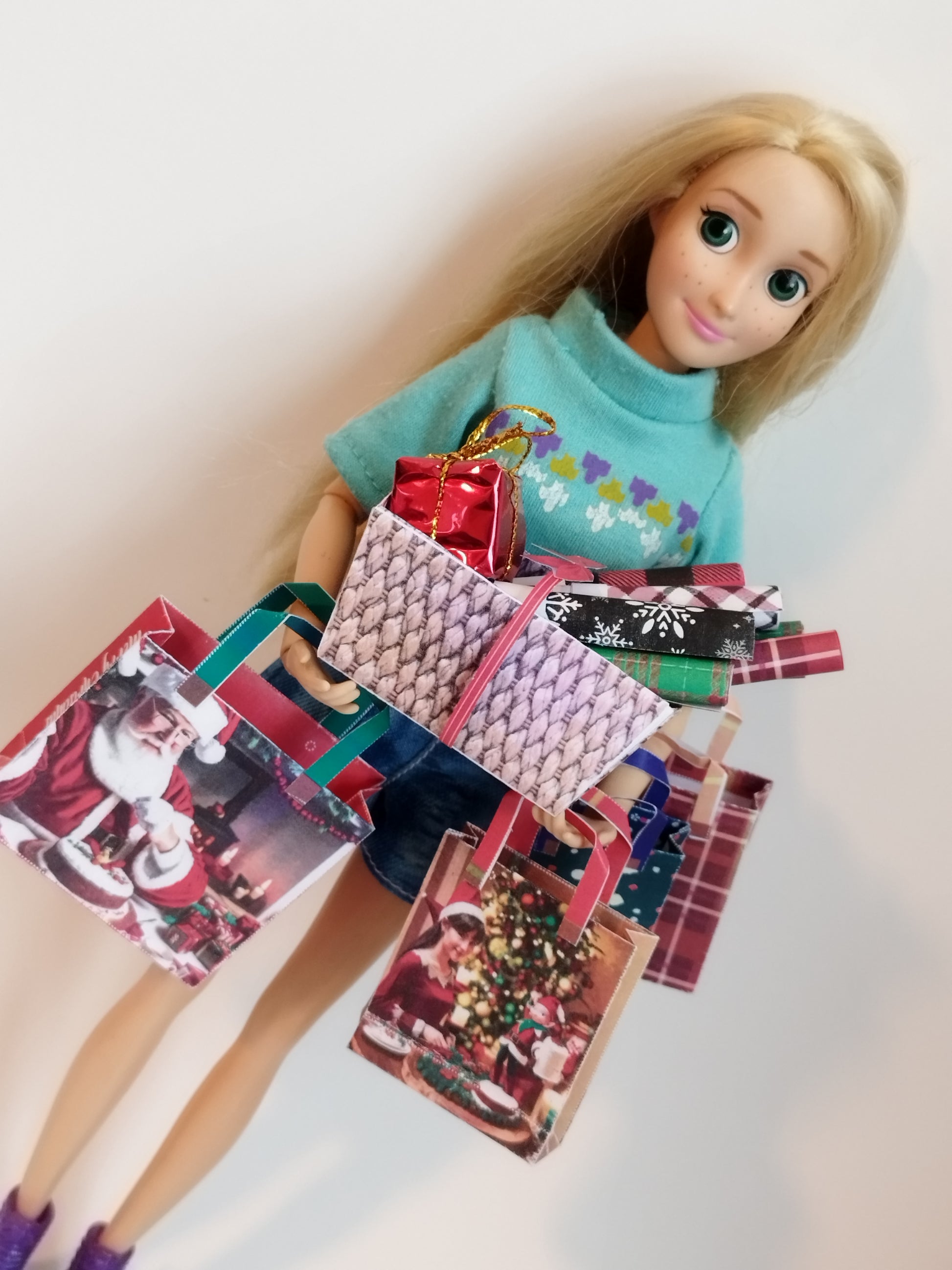 Christmas shopping 6 style Christmas wrapping papers 4 style bags  Christmas tree decorations Christmas shopping gifts