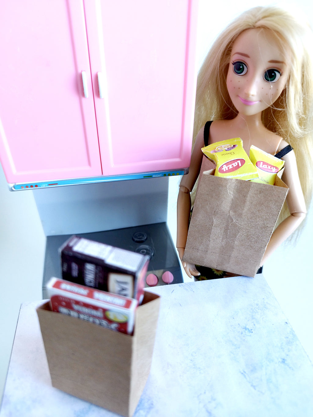 A set of 1:6 and 1:12 scale printable brown paper shopping bags in three sizes, designed for dollhouse supermarkets or dioramas, featuring craft paper or color print options for detailed, miniature shopping scenes.