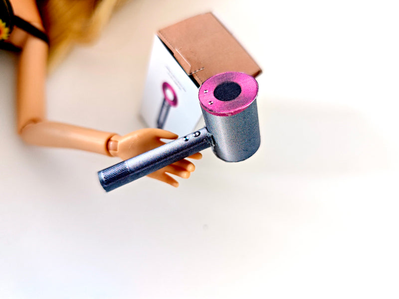 Style your dolls’ hair with this 1:6 scale Printable DIY set, featuring a hair dryer, hair straightener, and restroom essentials. This 3-item hair beauty kit doubles as a charming ornament for miniature enthusiasts.
This printable miniatures is available in a 1:6 play scale, perfect for enhancing your doll and miniature playing experience.
