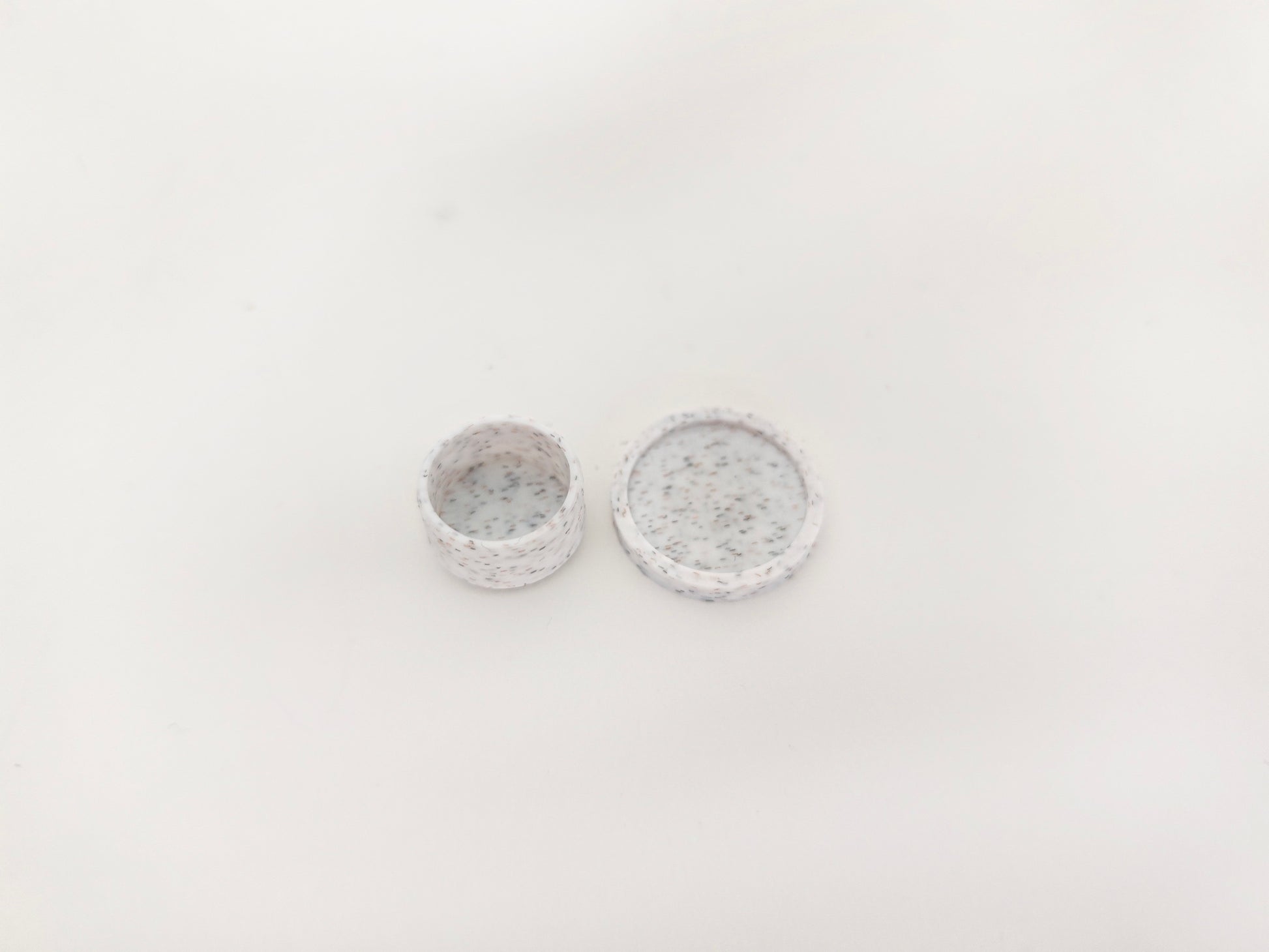 Bring life to your miniature scenes with this STL 3D < 1:12 Bowl and Plate>!

It is 1:12 size . Perfect for enrich your dollhouse or dioramas. Download, print, and customize to your heart's content!