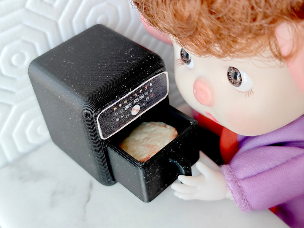 Download this 1:12 scale classic air fryer 3D printing file, perfect for mini cookware enthusiasts and collectors. Ideal for creating detailed kitchen miniatures, this STL file includes packaging and supports real-cook designs. Enhance your dollhouse or mini cooking setup with this tiny appliance today