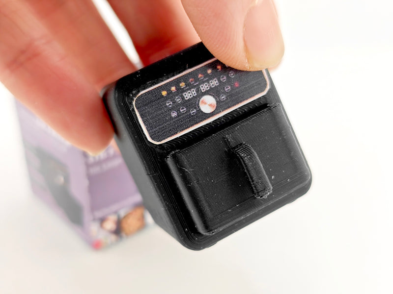 Download this 1:12 scale classic air fryer 3D printing file, perfect for mini cookware enthusiasts and collectors. Ideal for creating detailed kitchen miniatures, this STL file includes packaging and supports real-cook designs. Enhance your dollhouse or mini cooking setup with this tiny appliance today