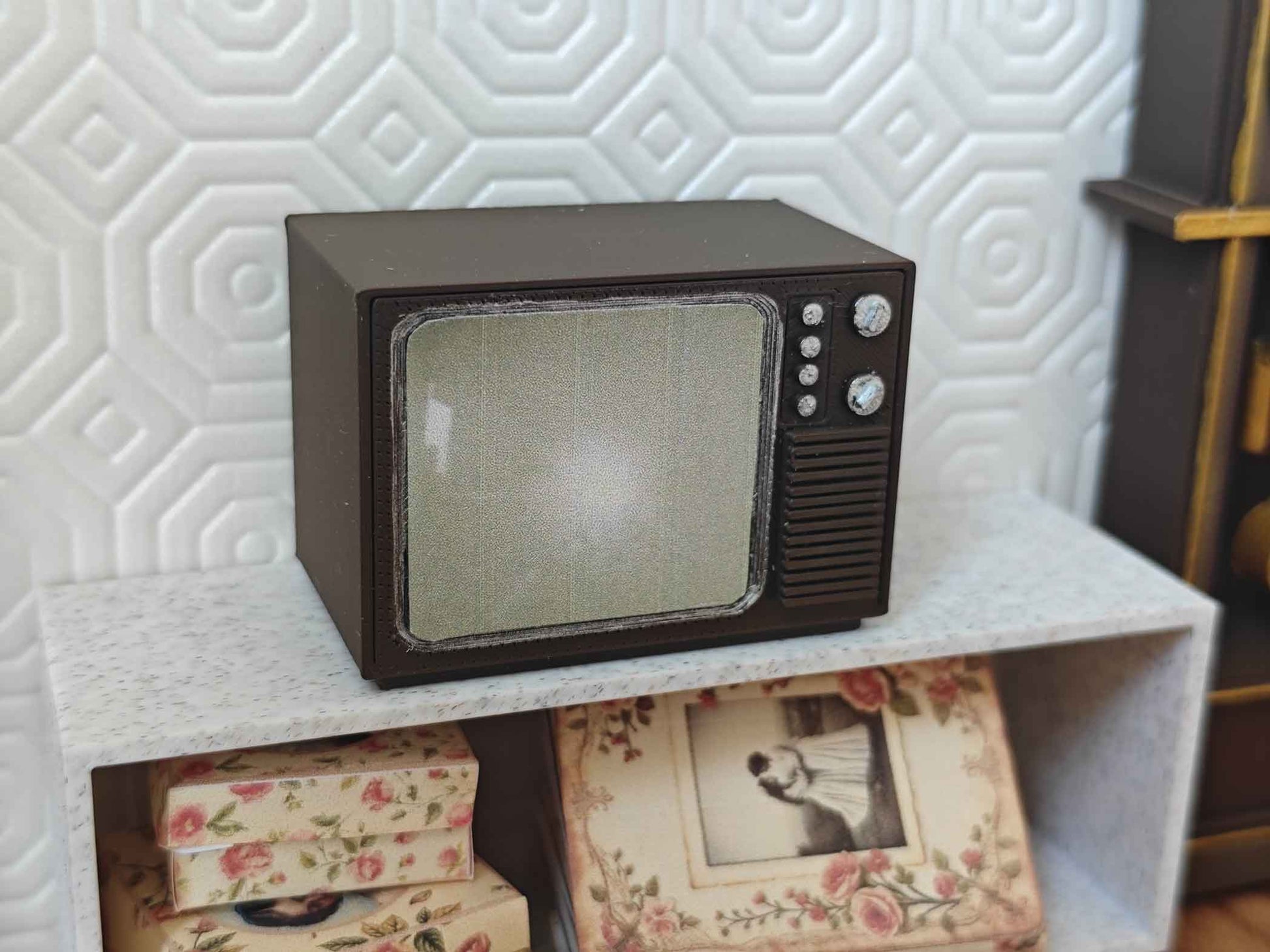 Vintage TV 3d STL file for 1:12 dollhouse, perfect dollhouse decor for classic toy house scene