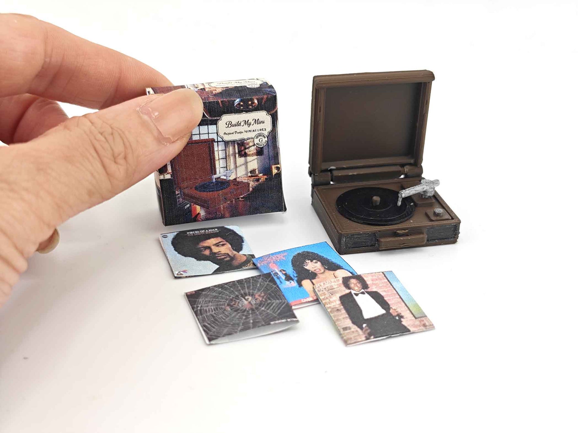 Openable Vintage record player and CD album and cover, 1: 12 dollhouse music room diorama