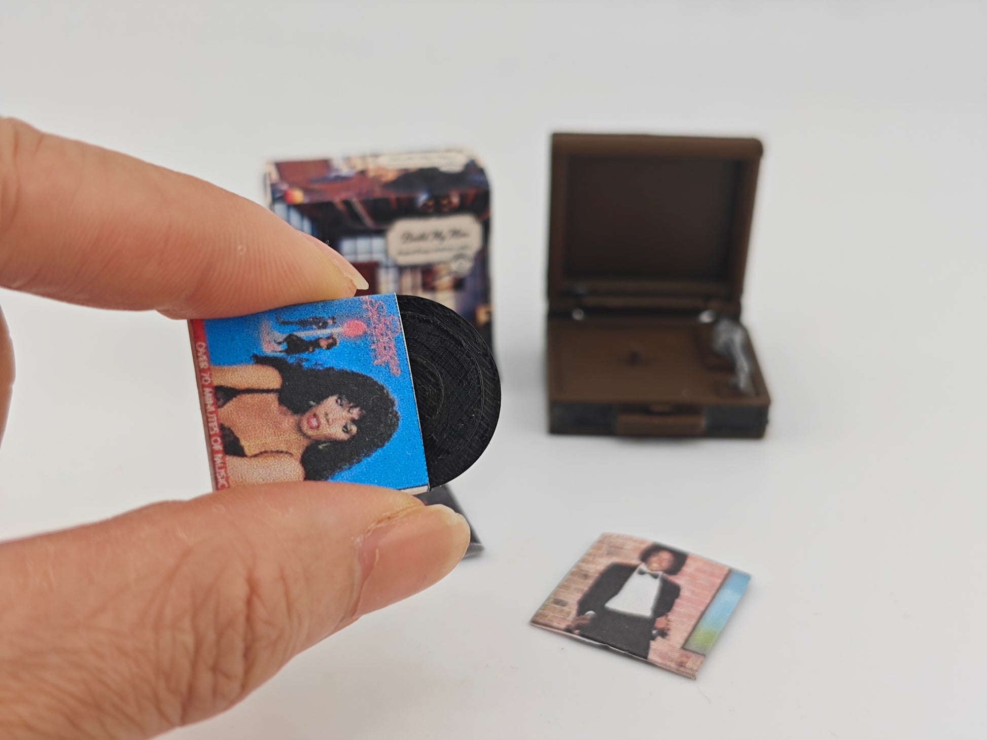 Openable Vintage record player and CD album and cover, 1: 12 dollhouse music room diorama