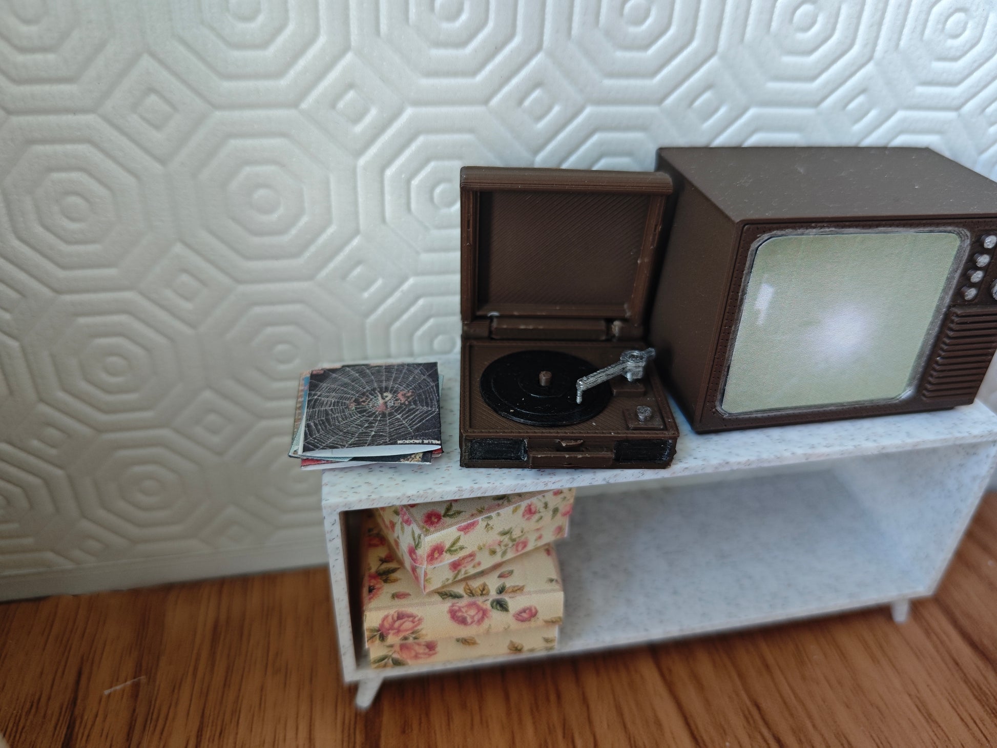 Openable Vintage record player and CD album and cover, 1: 12 dollhouse music room diorama