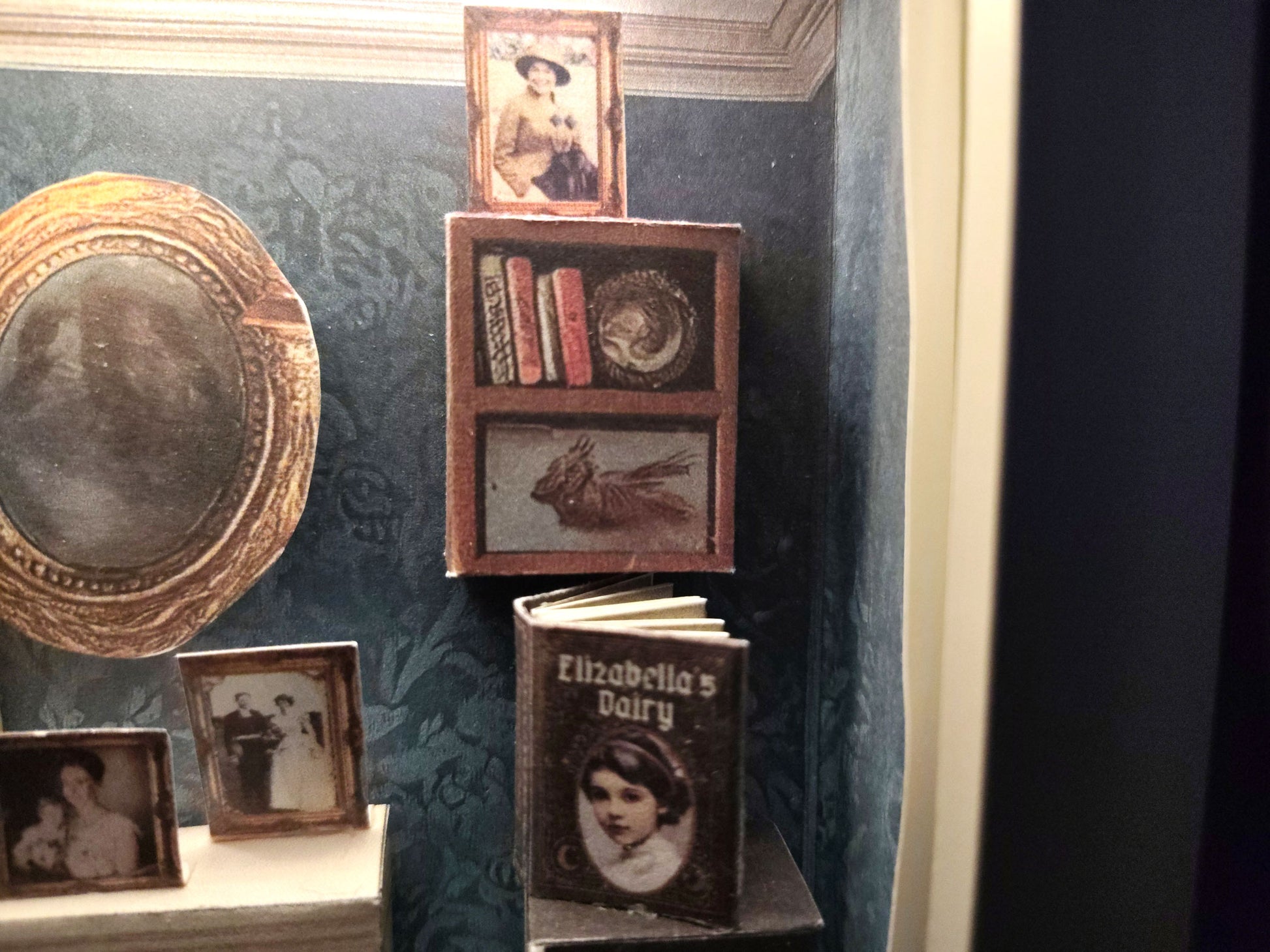 7×5” Elizabella’s House — Vintage Royal Home Diorama for Display & Home Decoration (Printable Miniature Kit)