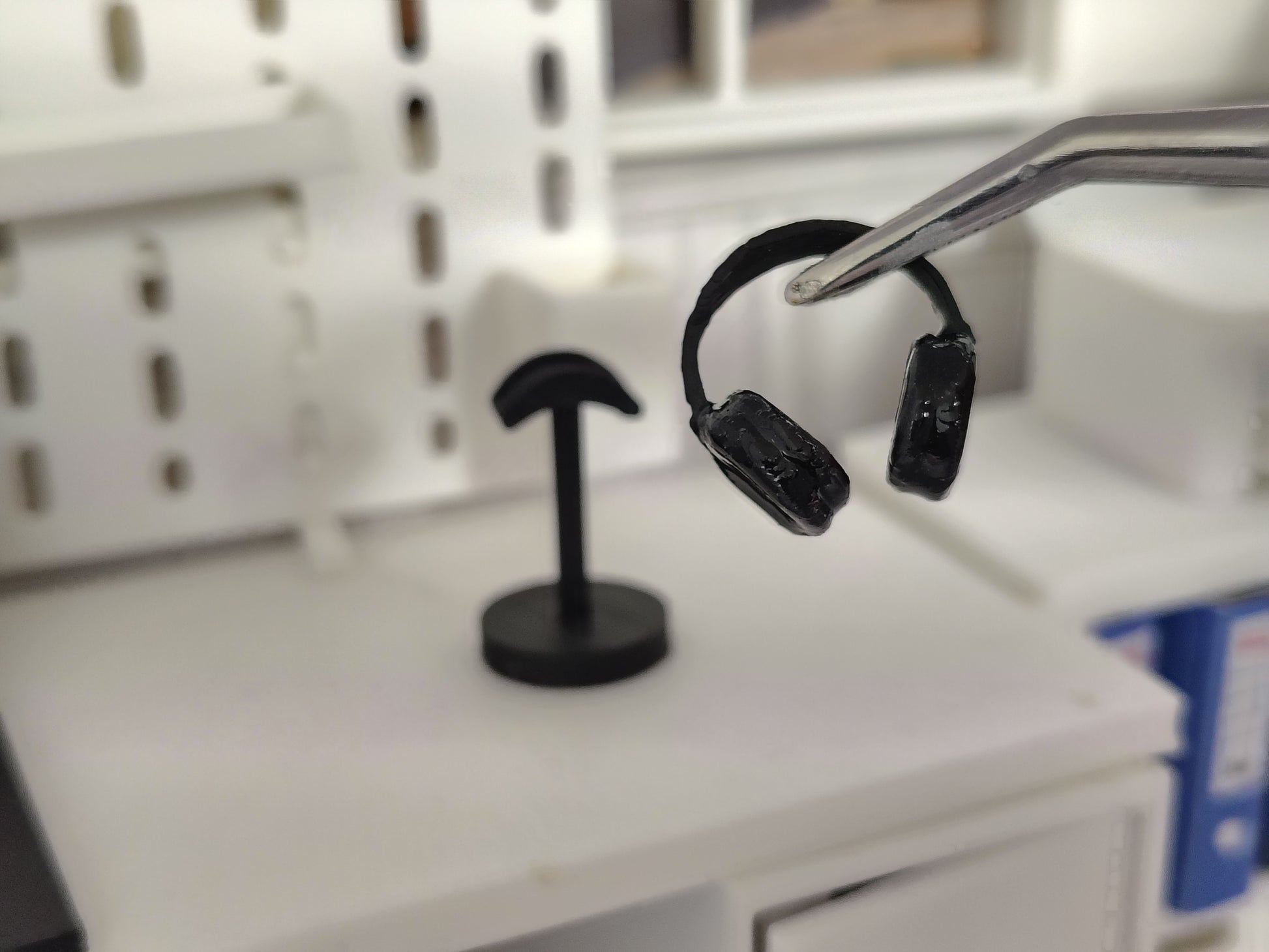 1:12 Scale Miniature Over-Ear Headphones with Stand, Tiny Gaming Headset Music Studio Prop Dollhouse Office Desk Tech Accessory Set