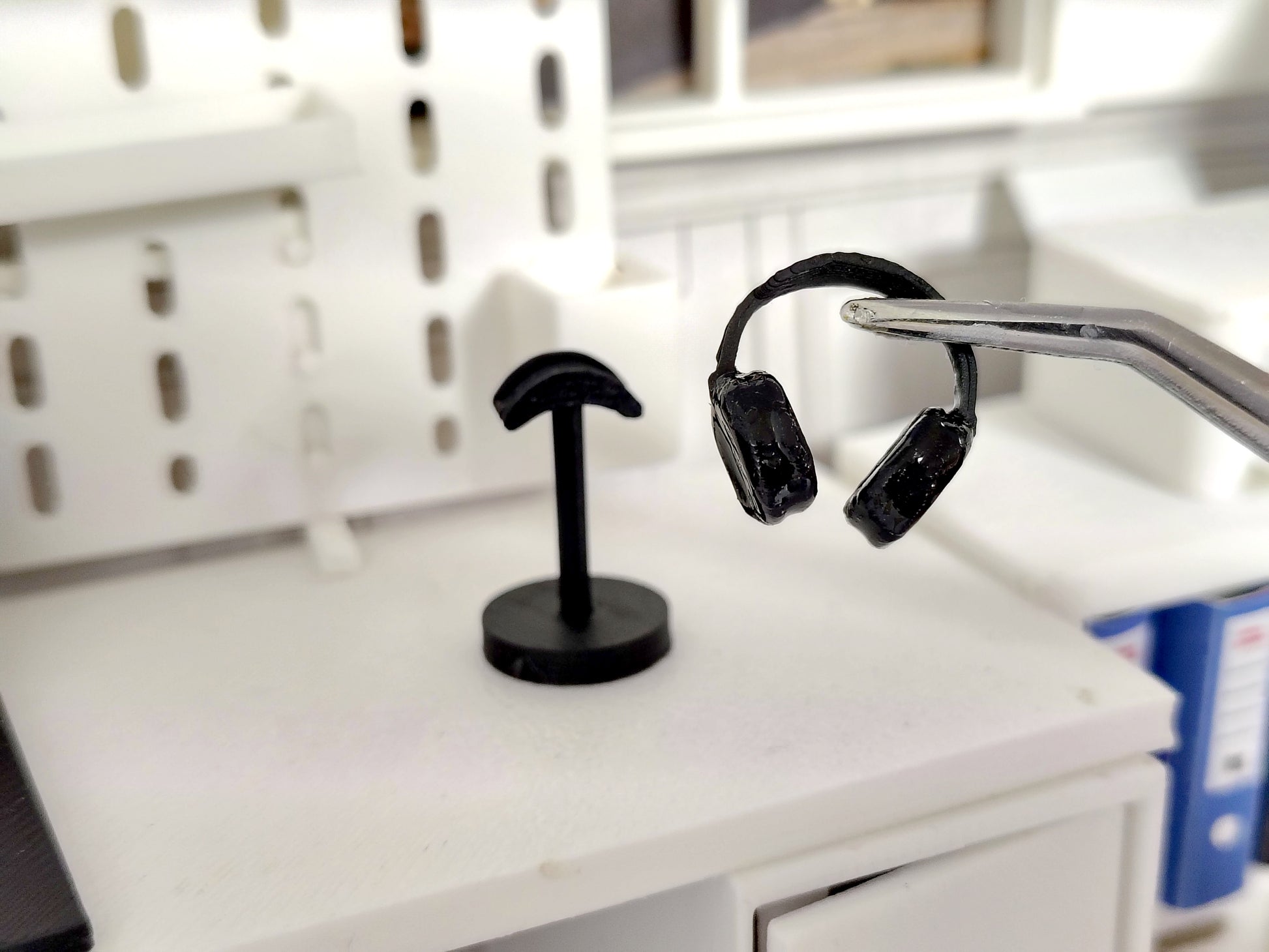 1:12 Scale Miniature Over-Ear Headphones with Stand, Tiny Gaming Headset Music Studio Prop Dollhouse Office Desk Tech Accessory Set