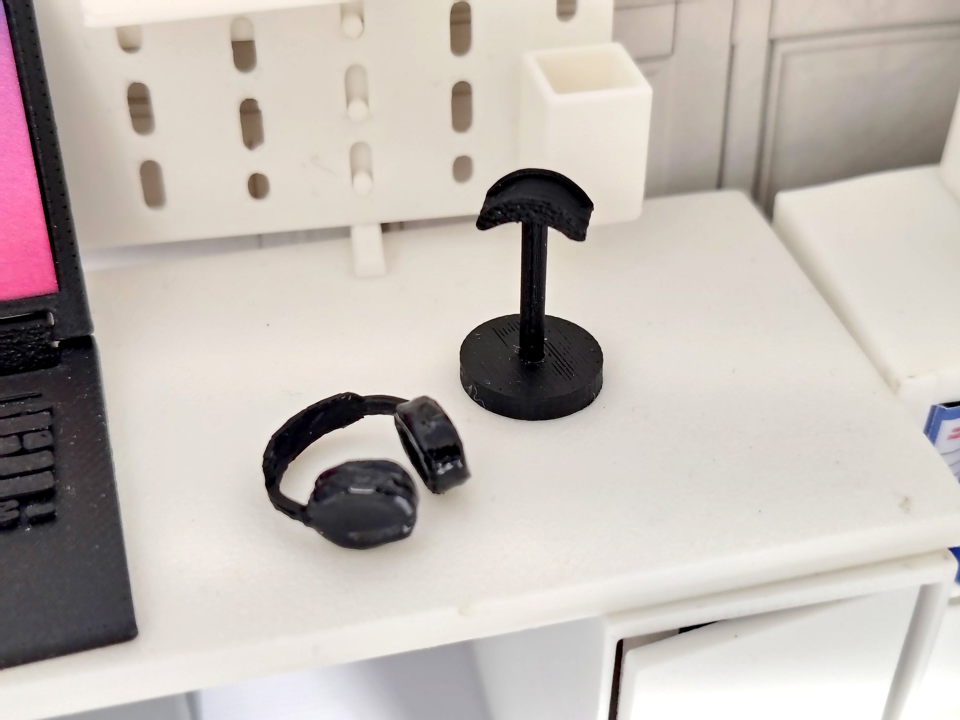 1:12 Scale Miniature Over-Ear Headphones with Stand, Tiny Gaming Headset Music Studio Prop Dollhouse Office Desk Tech Accessory Set