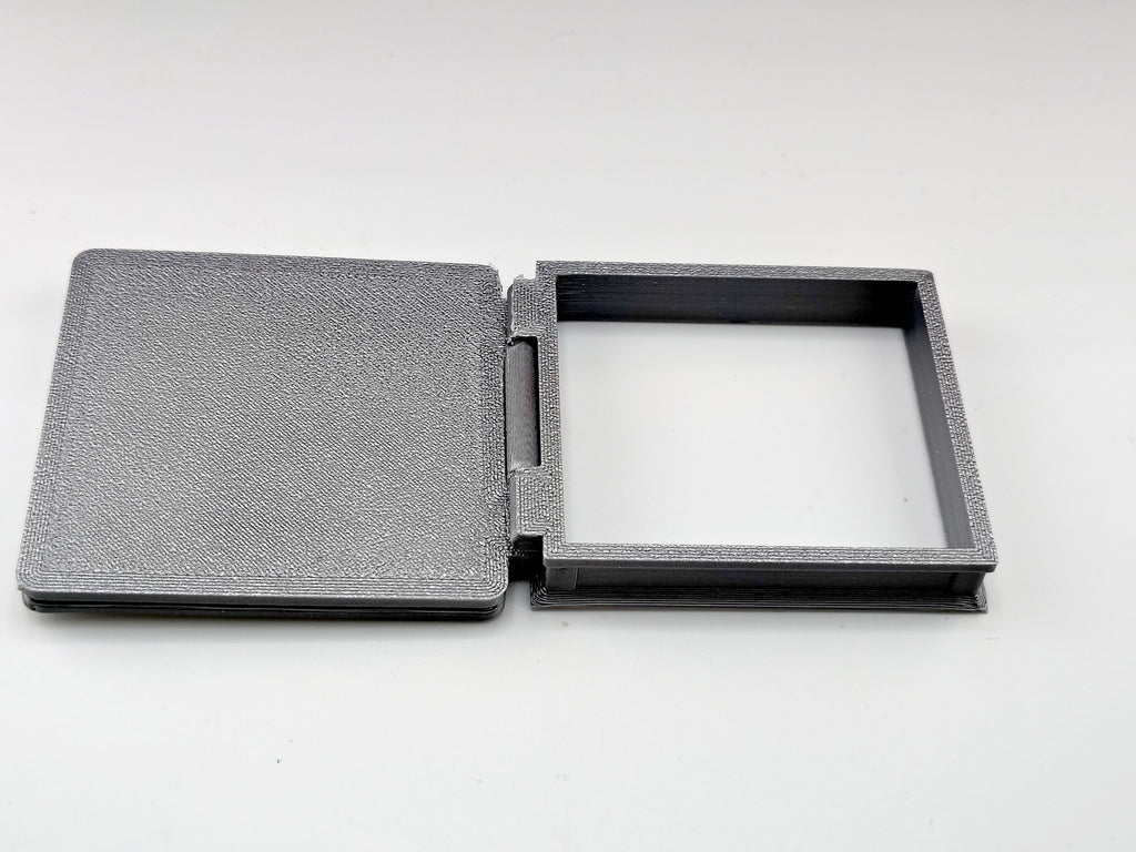 The most compelling miniature scenes rely on interactive, functional details that mirror the real world. This artist-crafted roof hatch features a fully working hinge design, allowing the textured protective lid to swing open or closed.