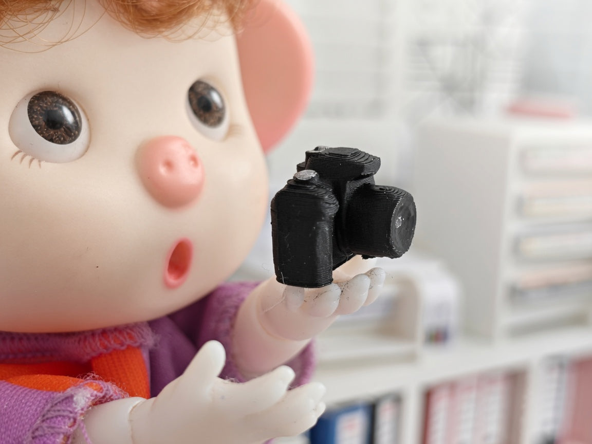 1:12 Scale Miniature DSLR Camera, Tiny Photography Prop, Dollhouse Studio Desk (Physical Product)
