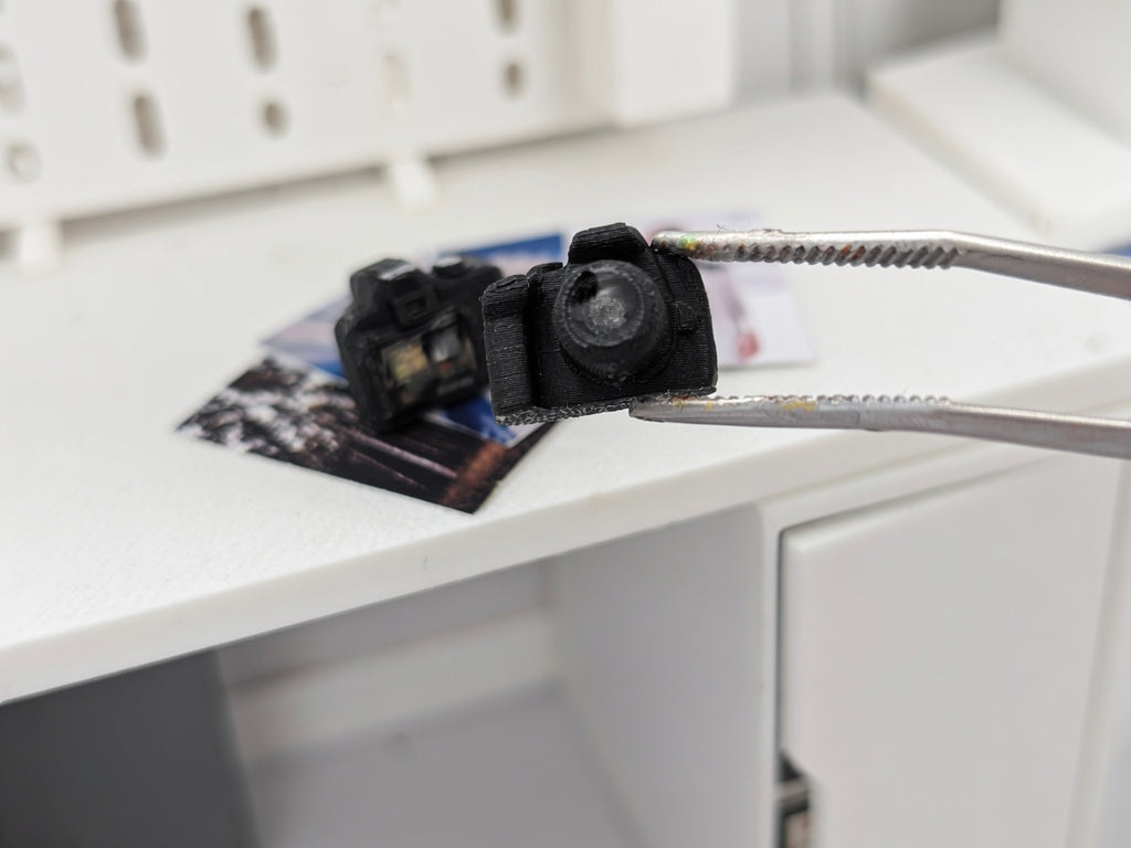 1:12 Scale Miniature DSLR Camera, Tiny Photography Prop, Dollhouse Studio Desk (Physical Product)