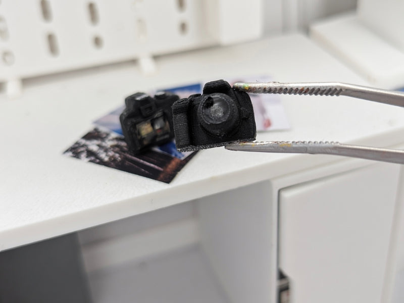1:12 Scale Miniature DSLR Camera, Tiny Photography Prop, Dollhouse Studio Desk (Physical Product)