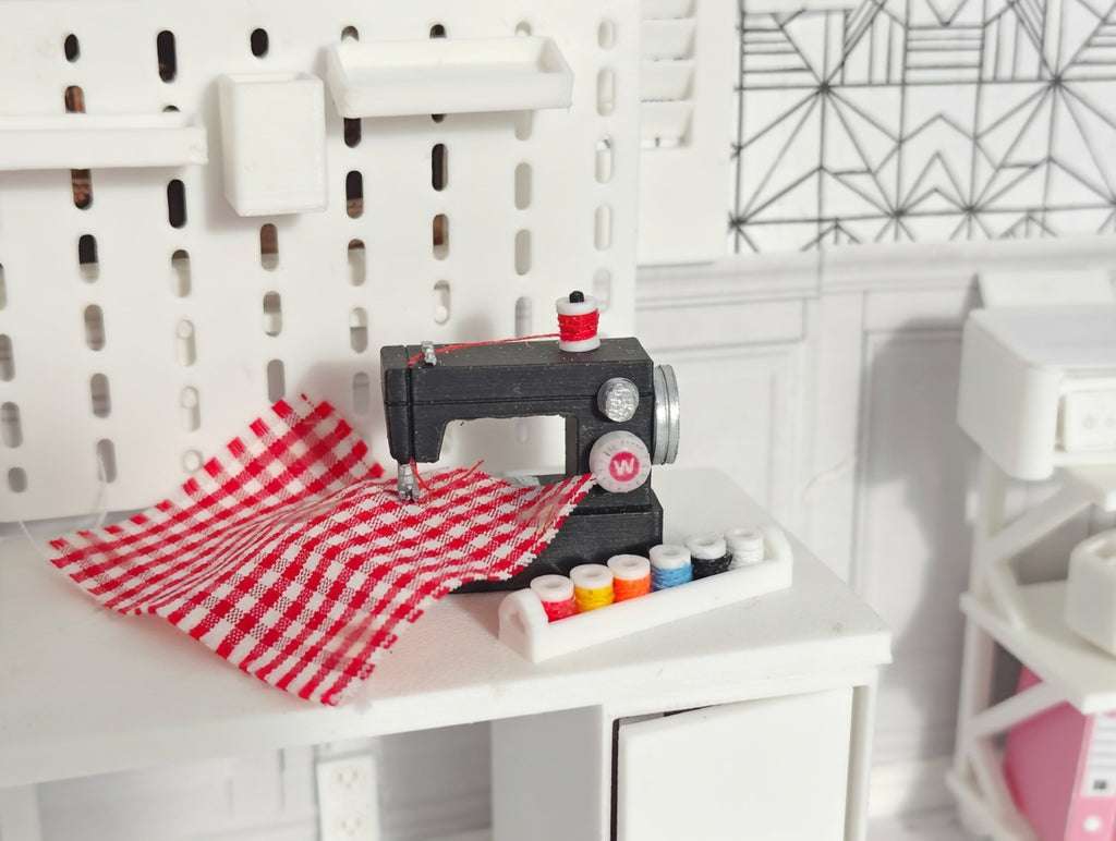 1:12 Scale Miniature Modern Sewing Machine with Thread Spool Set (Physical Product)