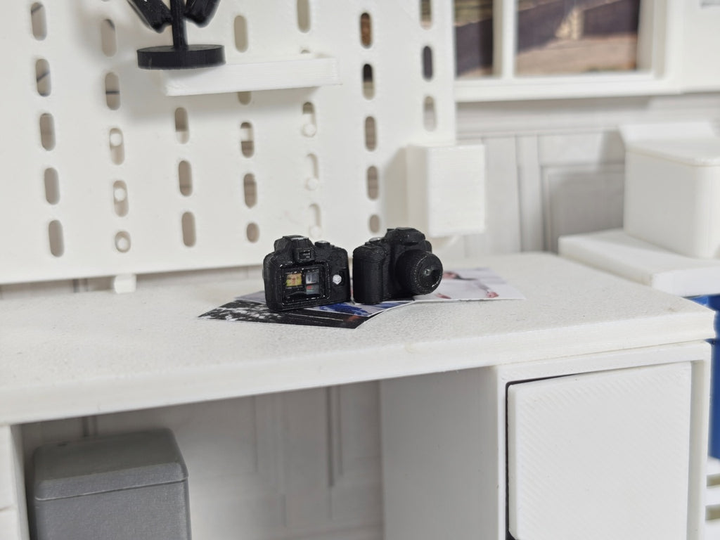 1:12 Scale Miniature DSLR Camera, Tiny Photography Prop, Dollhouse Studio Desk (Physical Product)