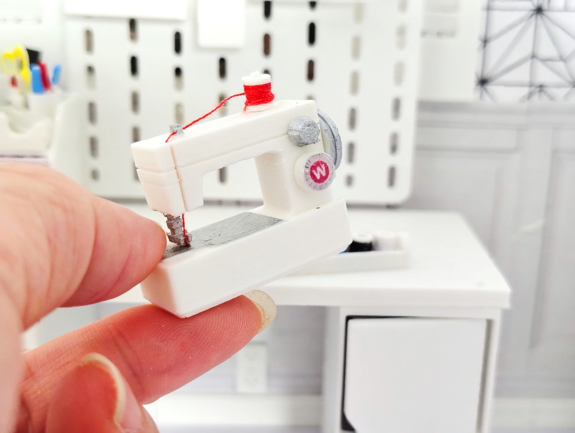 1:12 Scale Miniature Modern Sewing Machine with Thread Spool Set (Physical Product)