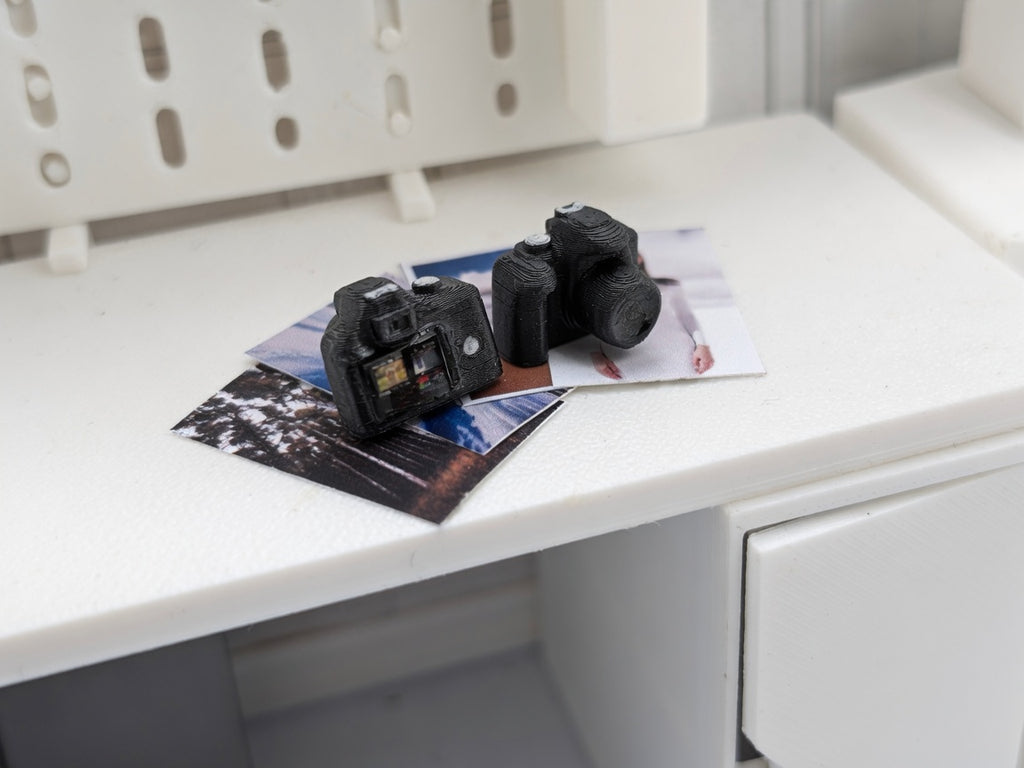 1:12 Scale Miniature DSLR Camera, Tiny Photography Prop, Dollhouse Studio Desk (Physical Product)