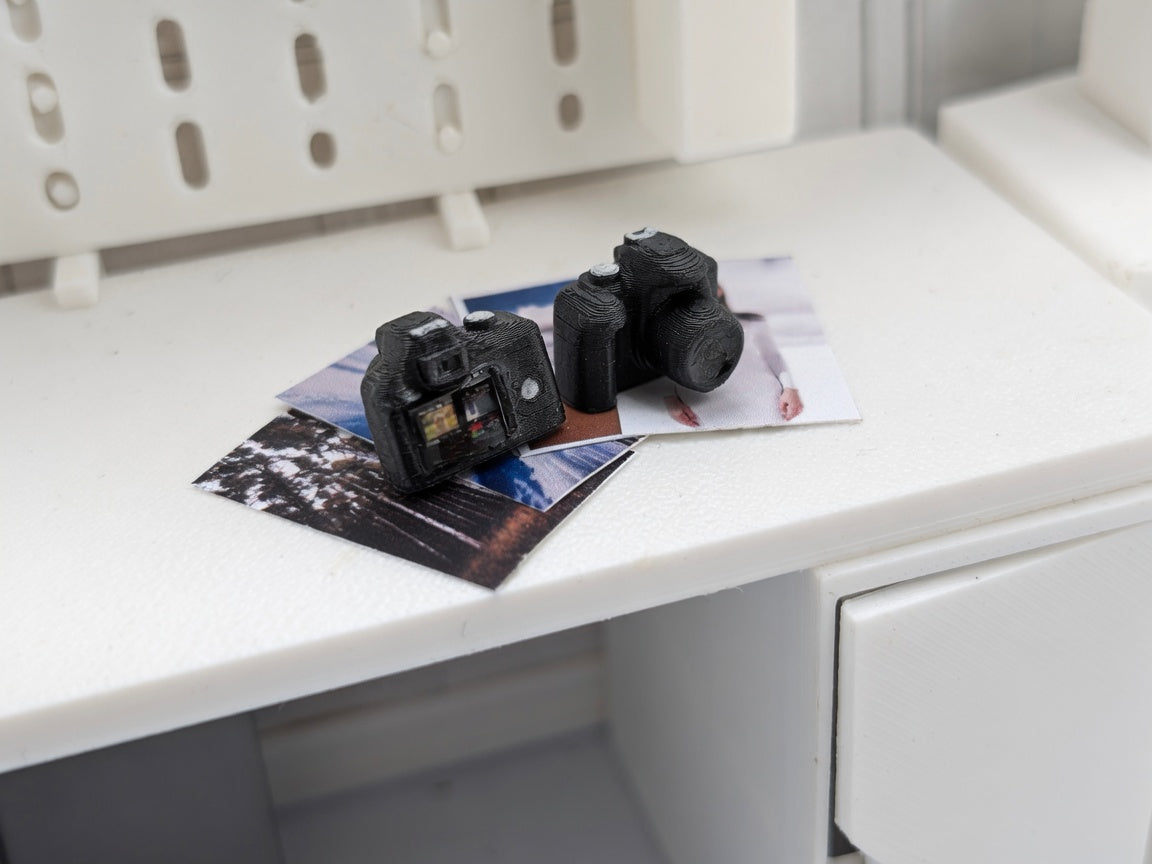 1:12 Scale Miniature DSLR Camera, Tiny Photography Prop, Dollhouse Studio Desk (Physical Product)