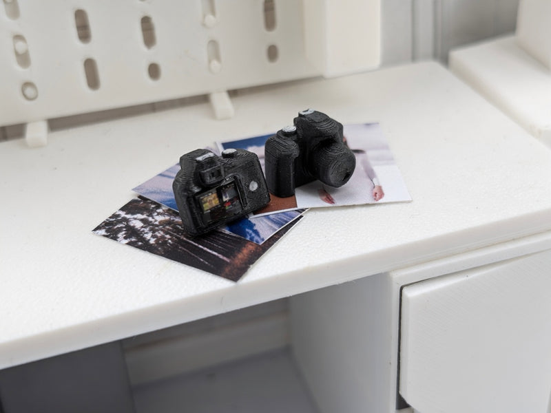 1:12 Scale Miniature DSLR Camera, Tiny Photography Prop, Dollhouse Studio Desk (Physical Product)