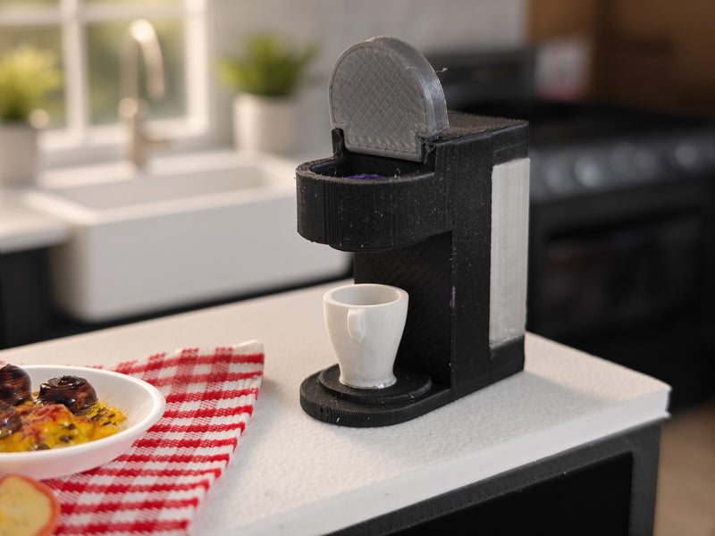 1:12 Scale Miniature Espresso Machine with Coffee Pod & Mug, Coffee Maker, Dollhouse Kitchen Cafe Diorama Prop (Physical Product)