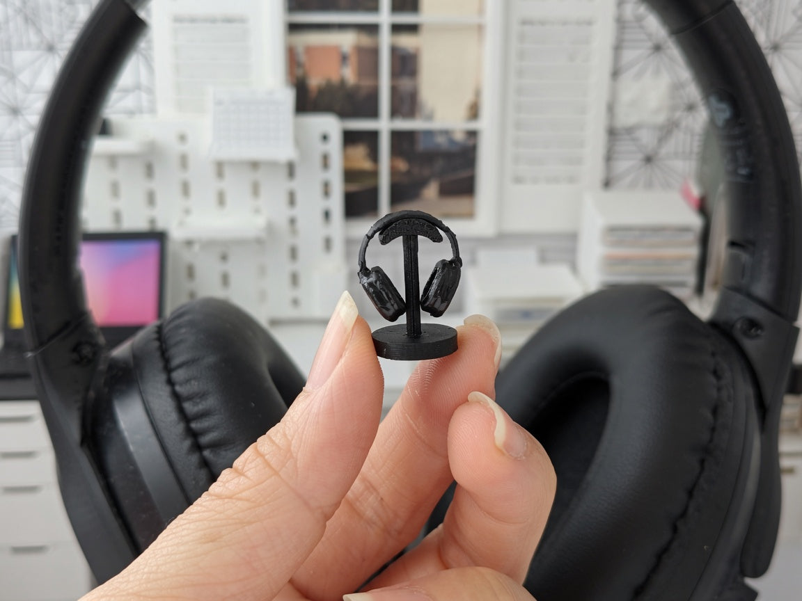 1:12 Scale Miniature Over-Ear Headphones with Stand, Tiny Gaming Headset Music Studio Prop Dollhouse Office Desk Tech Accessory Set