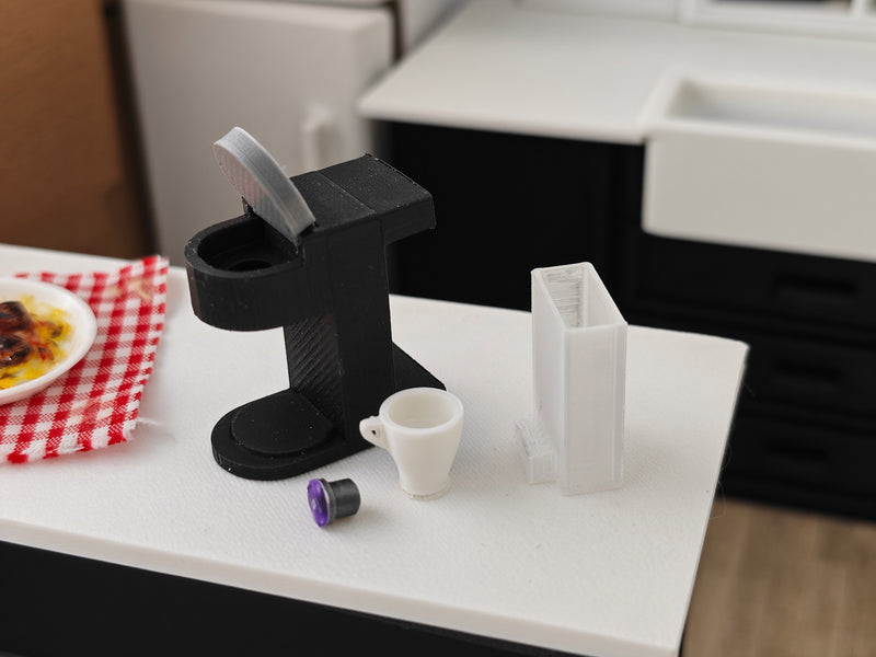 1:12 Scale Miniature Espresso Machine with Coffee Pod & Mug, Coffee Maker, Dollhouse Kitchen Cafe Diorama Prop (Physical Product)