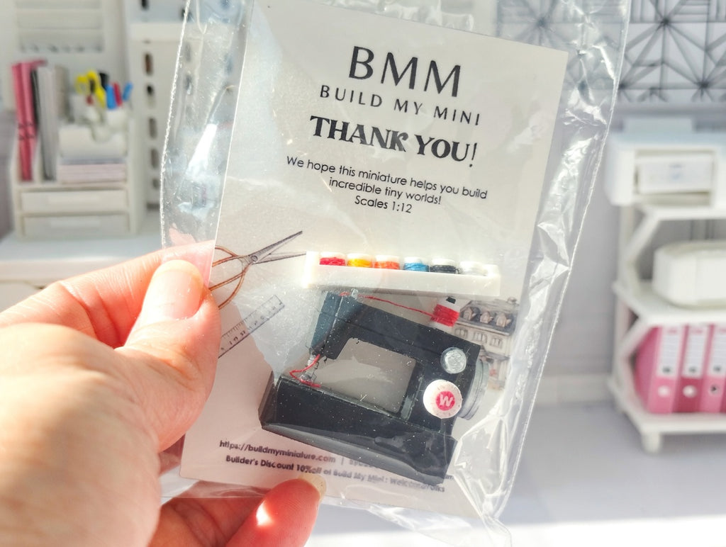 1:12 Scale Miniature Modern Sewing Machine with Thread Spool Set (Physical Product)