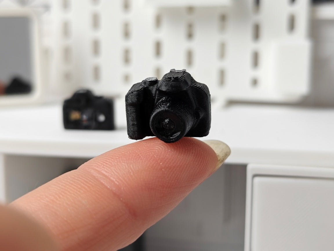 1:12 Scale Miniature DSLR Camera, Tiny Photography Prop, Dollhouse Studio Desk (Physical Product)