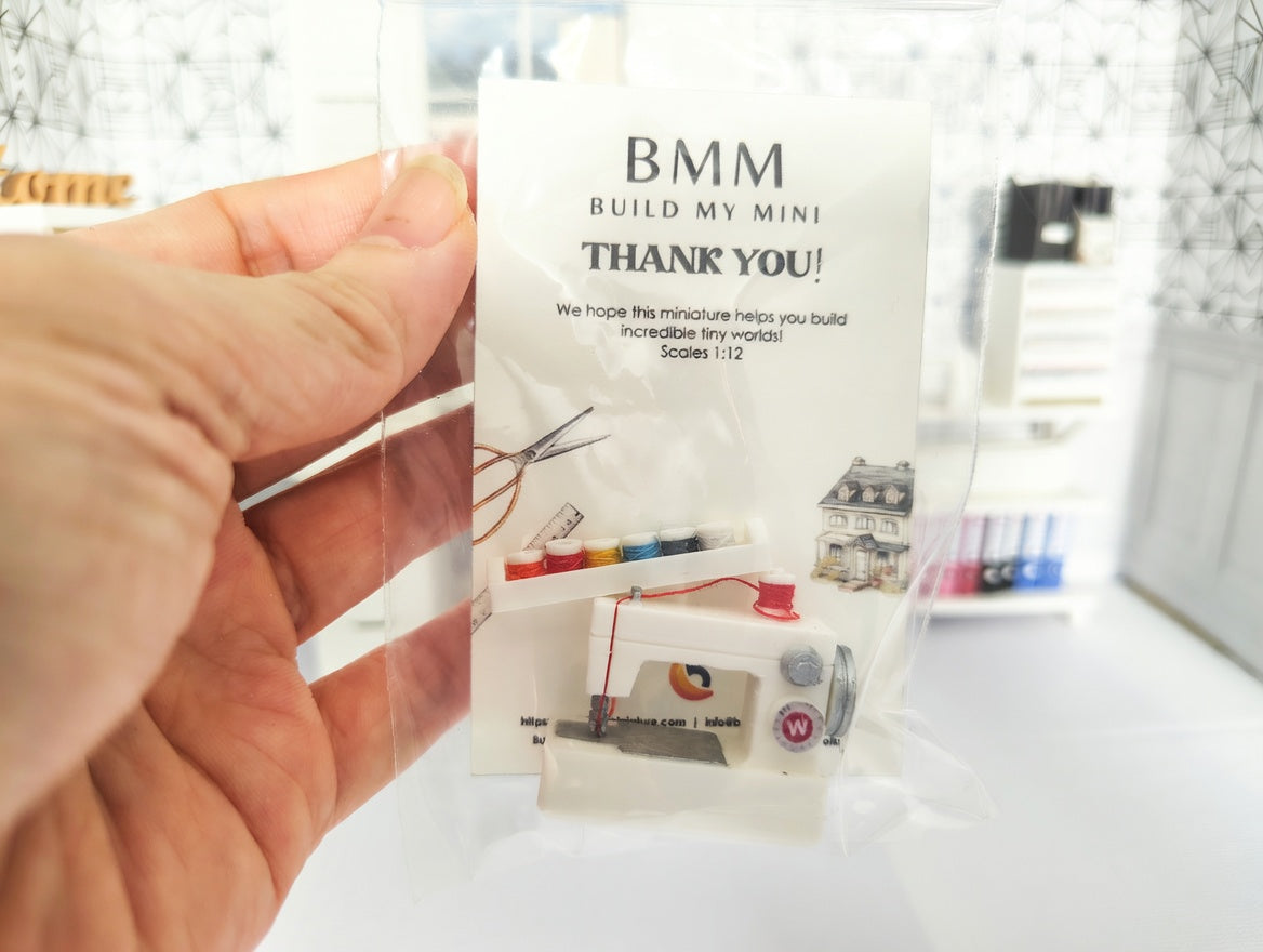 1:12 Scale Miniature Modern Sewing Machine with Thread Spool Set (Physical Product)