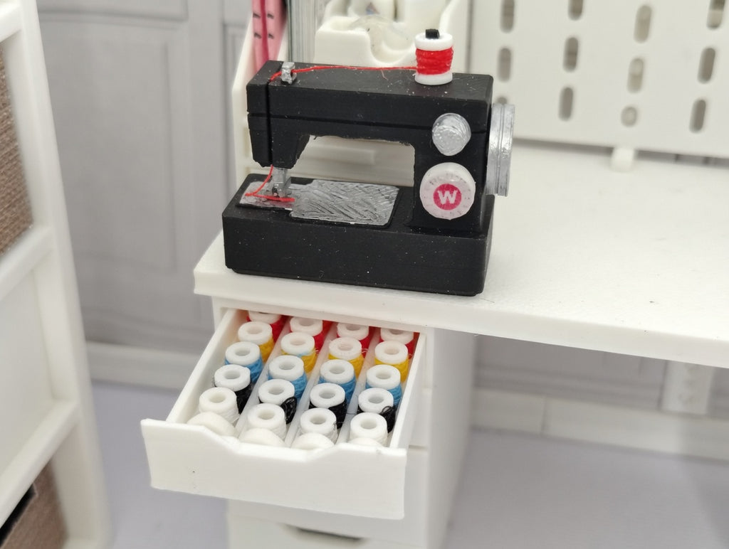 1:12 Scale Miniature Modern Sewing Machine with Thread Spool Set (Physical Product)
