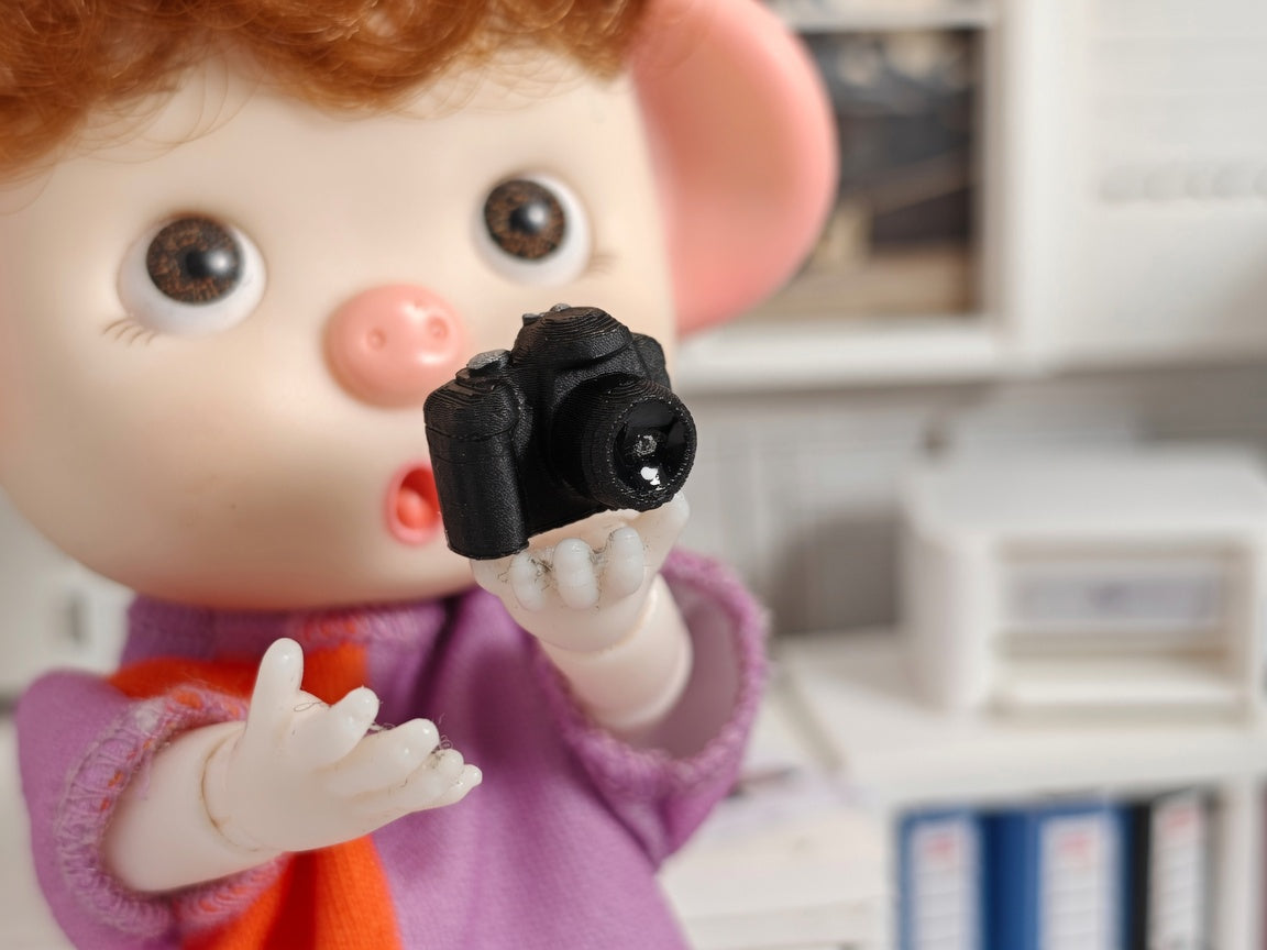 1:12 Scale Miniature DSLR Camera, Tiny Photography Prop, Dollhouse Studio Desk (Physical Product)