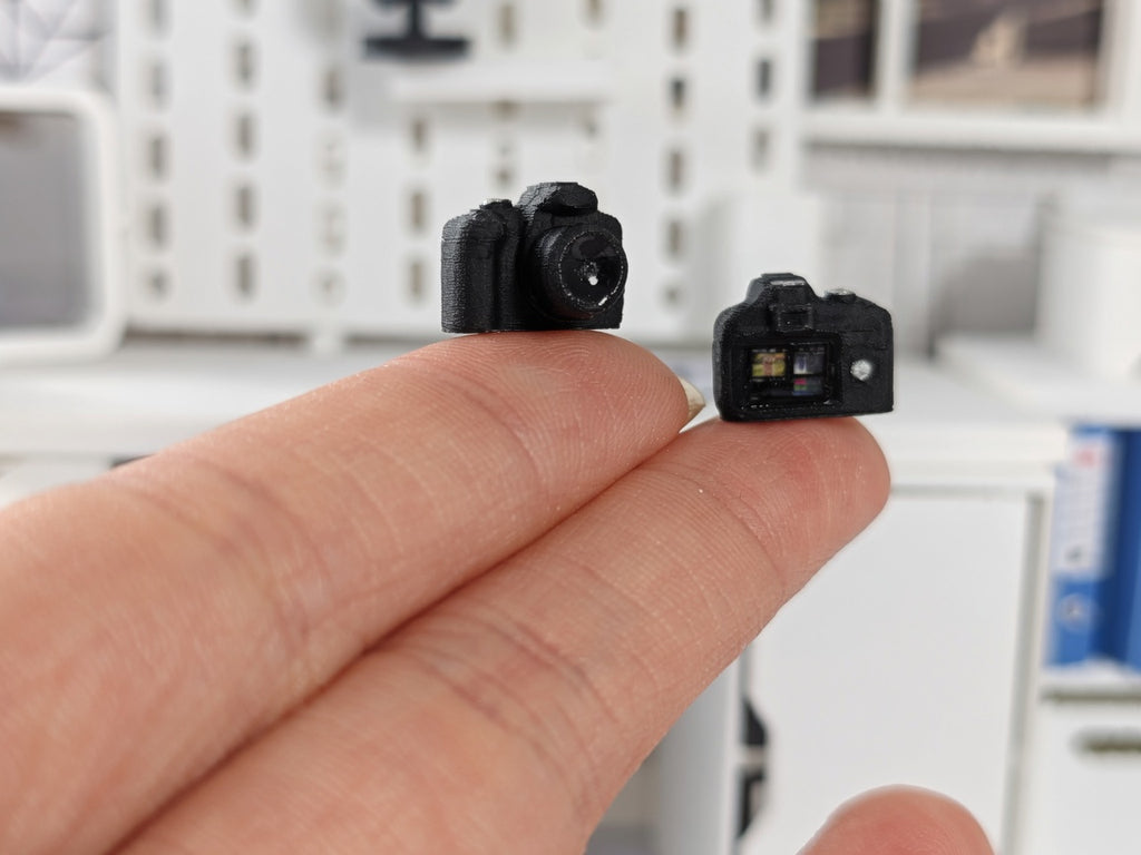 1:12 Scale Miniature DSLR Camera, Tiny Photography Prop, Dollhouse Studio Desk (Physical Product)