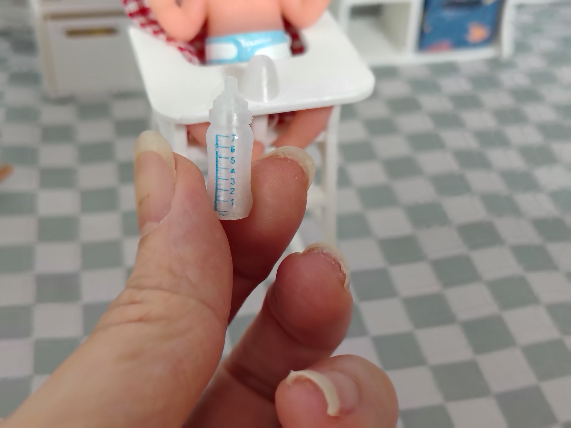 1:12 Scale Separatable Baby Milk Bottle, Transparent Dollhouse Nursery Accessory (Physical Product)