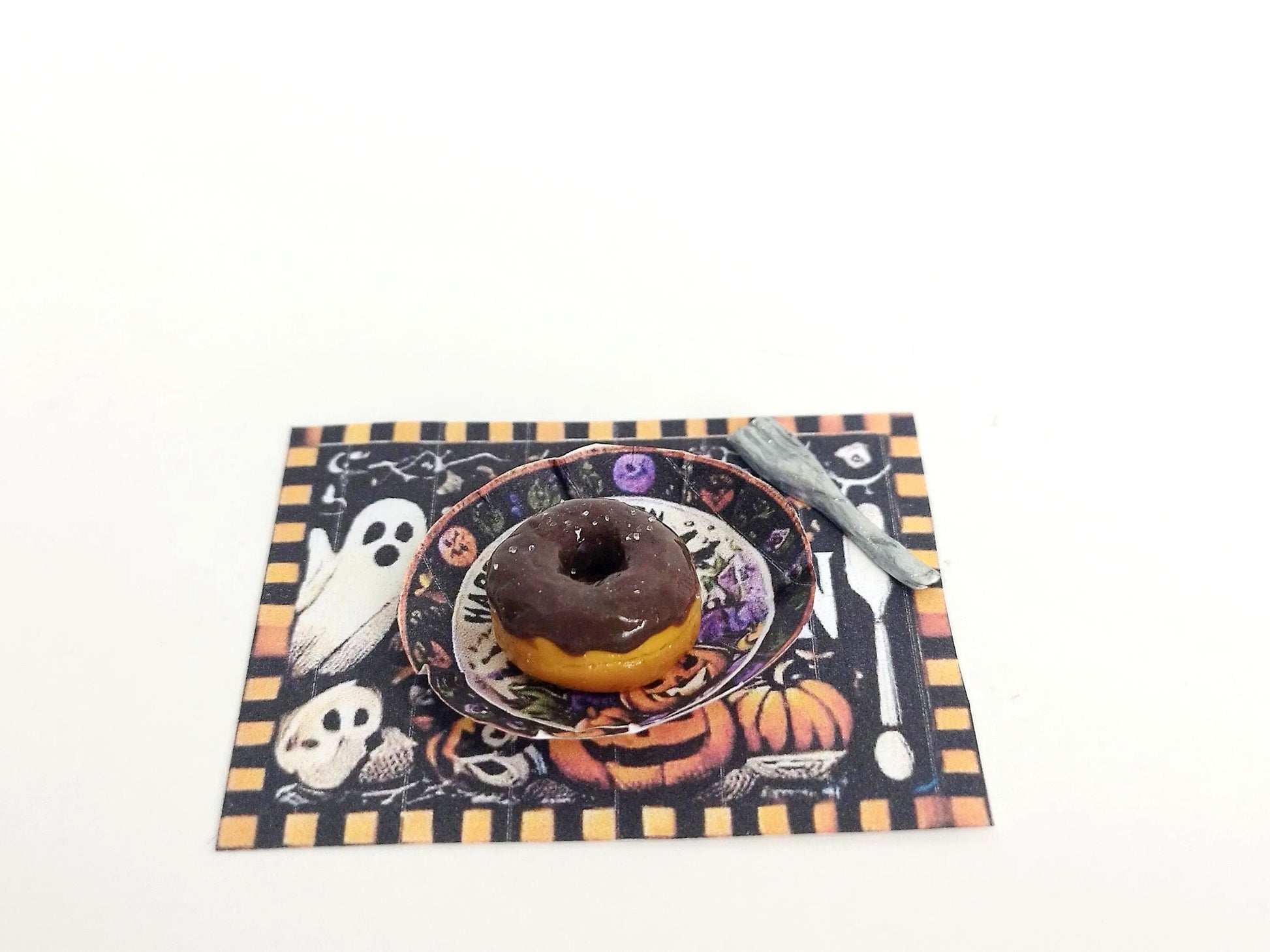 1:6 Halloween banners, plates, plate mats for 1:6 dollhouse Halloween party or dinner