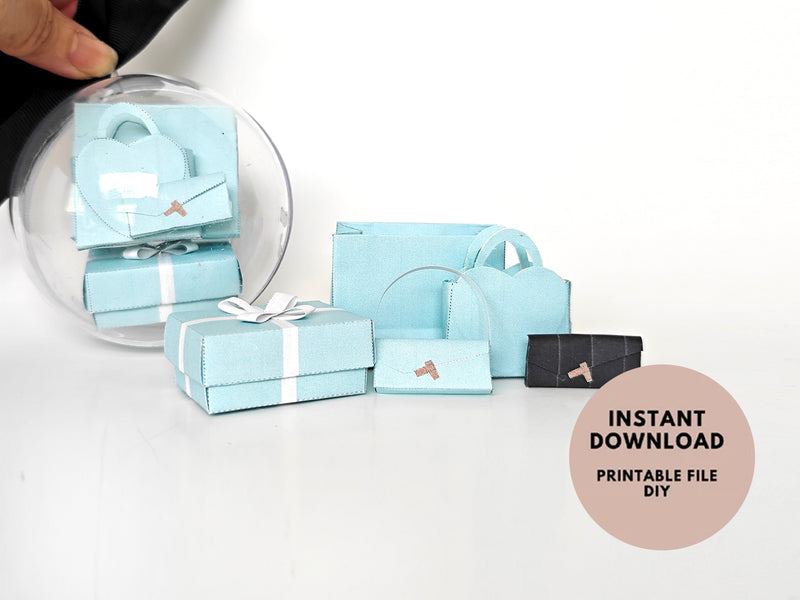 Enhance your dollhouse or department store with this 1:6 scale 5-item Sea Blue Purse and Gift Box set in black and sea blue tones. Ideal as a yearly ornament, perfect for stylish miniature displays and collectors